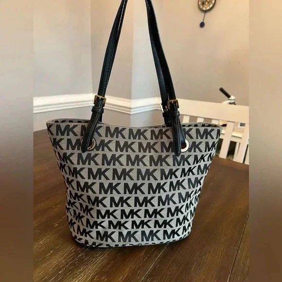 Michael Kors tote + pouch/wristlet - Picture 3 of 16